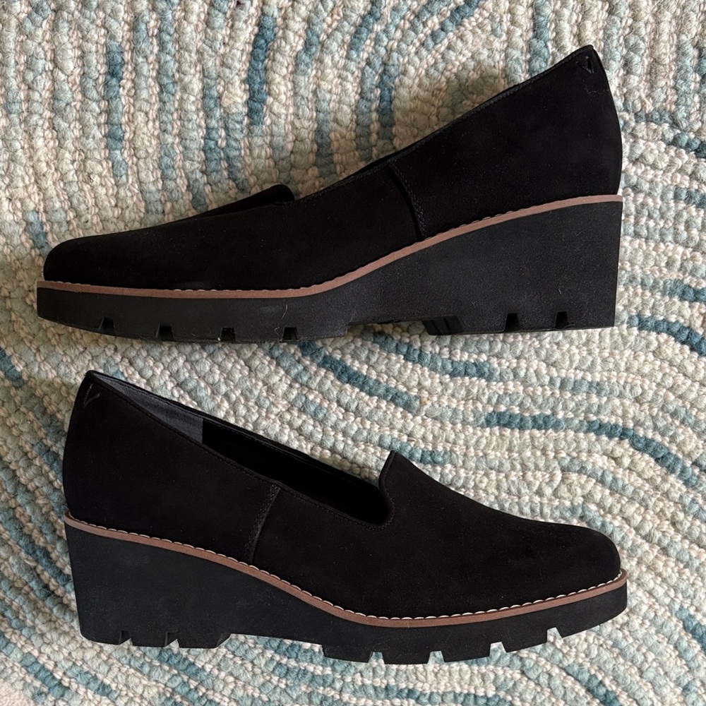 Vionic Black Wedges